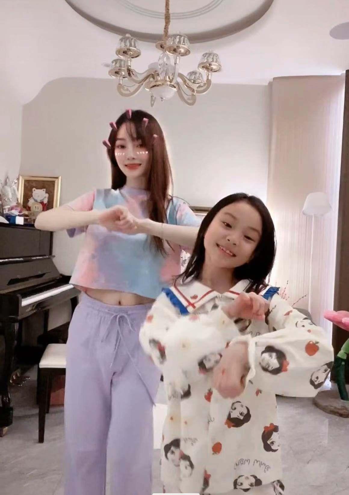 探索李小路女兒的世界，最新照片揭示的成長故事