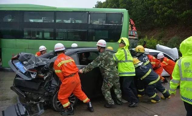 廣昆高速車禍最新消息,廣昆高速車禍最新消息，事故原因及救援進展全面解析