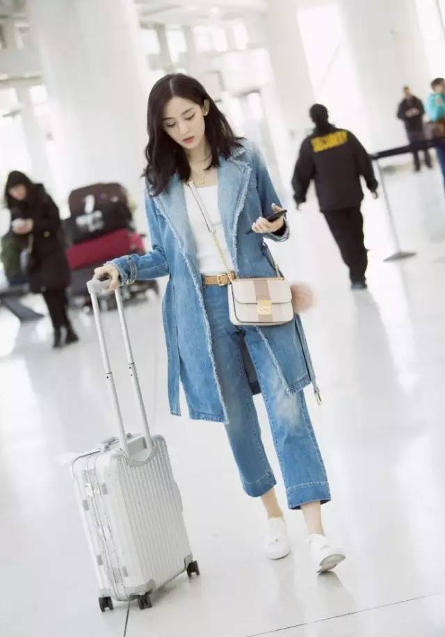 古力娜扎機場最新街拍,古力娜扎機場最新街拍，時尚魅力閃耀旅途